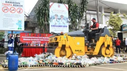 Polisi Musnahkan Belasan Ribu Botol Miras Ilegal di Bogor