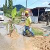 Jalan Berlubang Tak Kunjung Diperbaiki, Warga Tapteng Protes Kreatif